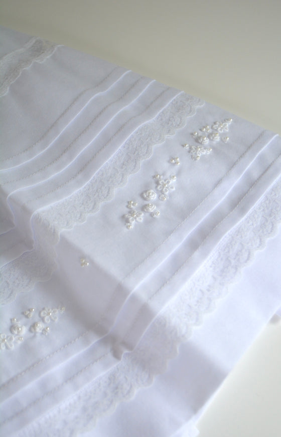 White Floral & Lace Embellishment Dress w. Bonnet