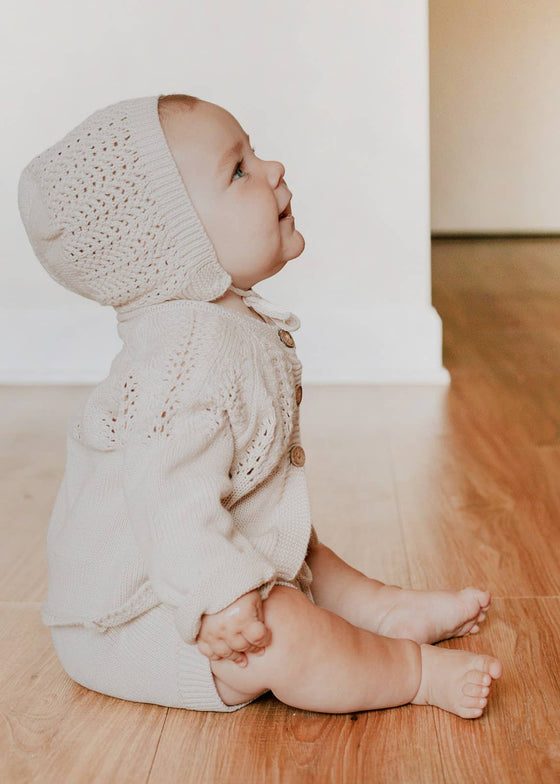 Knitted baby bonnet: plum